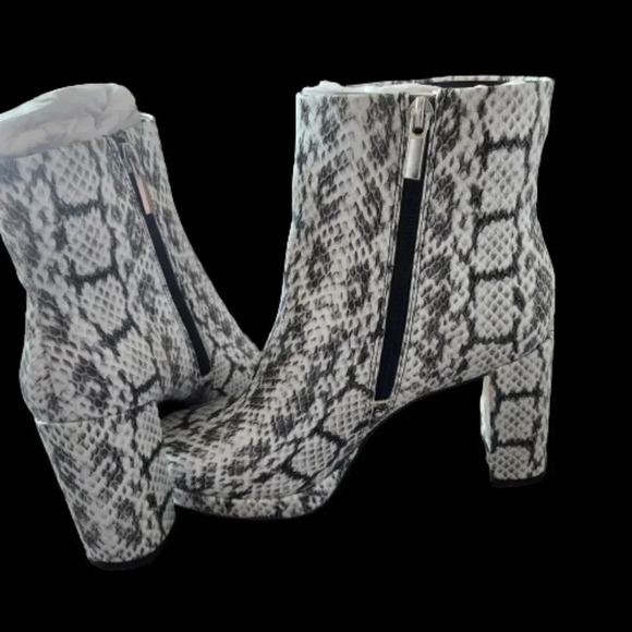 NWT, in box, black and white JustFab "Franchesca" block heeled boots Size 8 - Picture 1 of 7